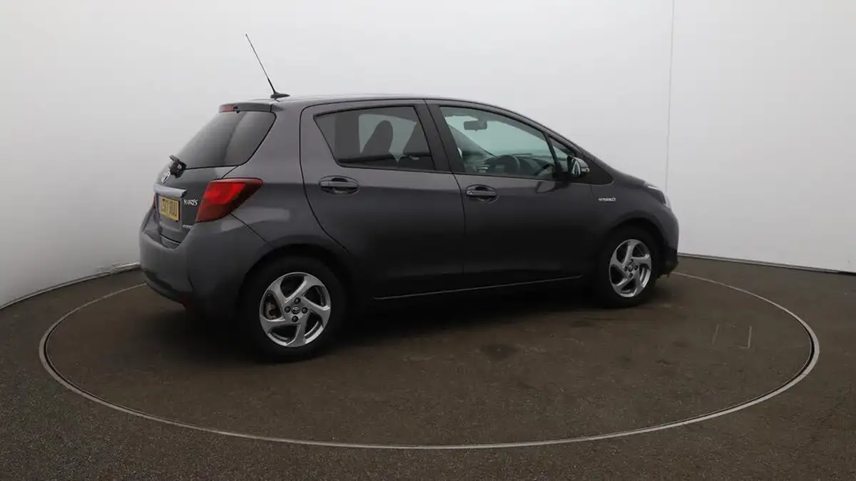 2017-toyota-yaris-15-vvt-i-icon-hybrid-big-52