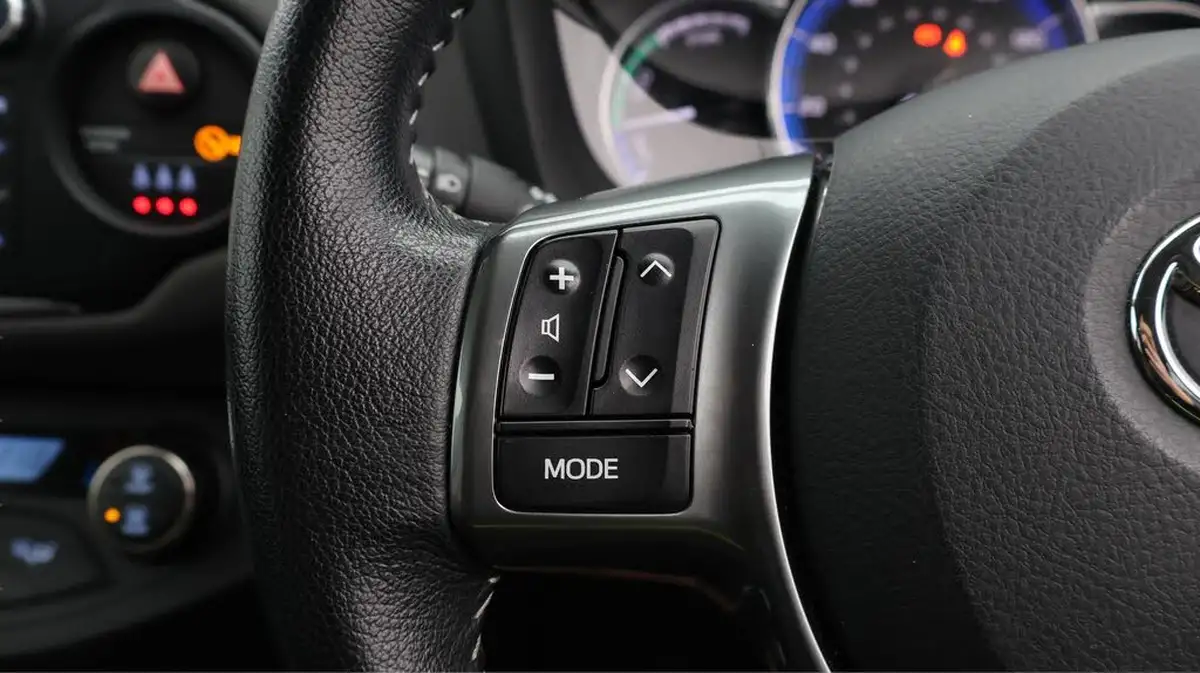 2017-toyota-yaris-15-vvt-i-icon-hybrid-big-24