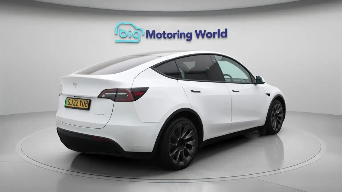 2022-tesla-model-y-e-long-range-big-7