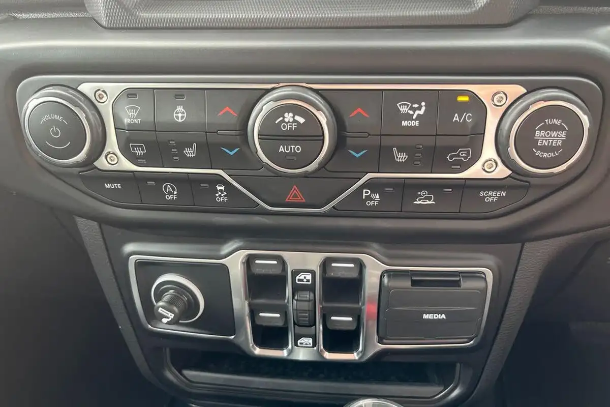 2022-jeep-wrangler-20-gme-overland-5d-big-11