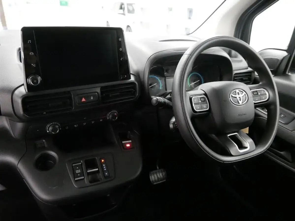 2022-toyota-proace-city-e-icon-l2-big-2