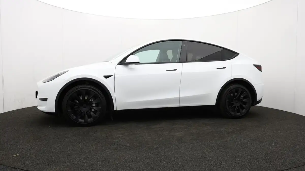 2023-tesla-model-y-e-rwd-big-70