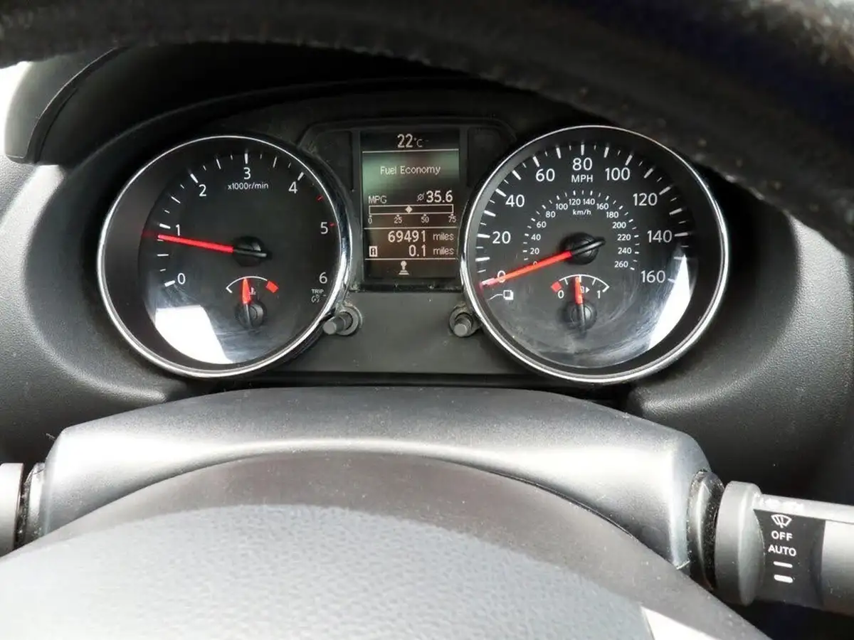 2012-nissan-qashqai-15td-n-tec-big-73