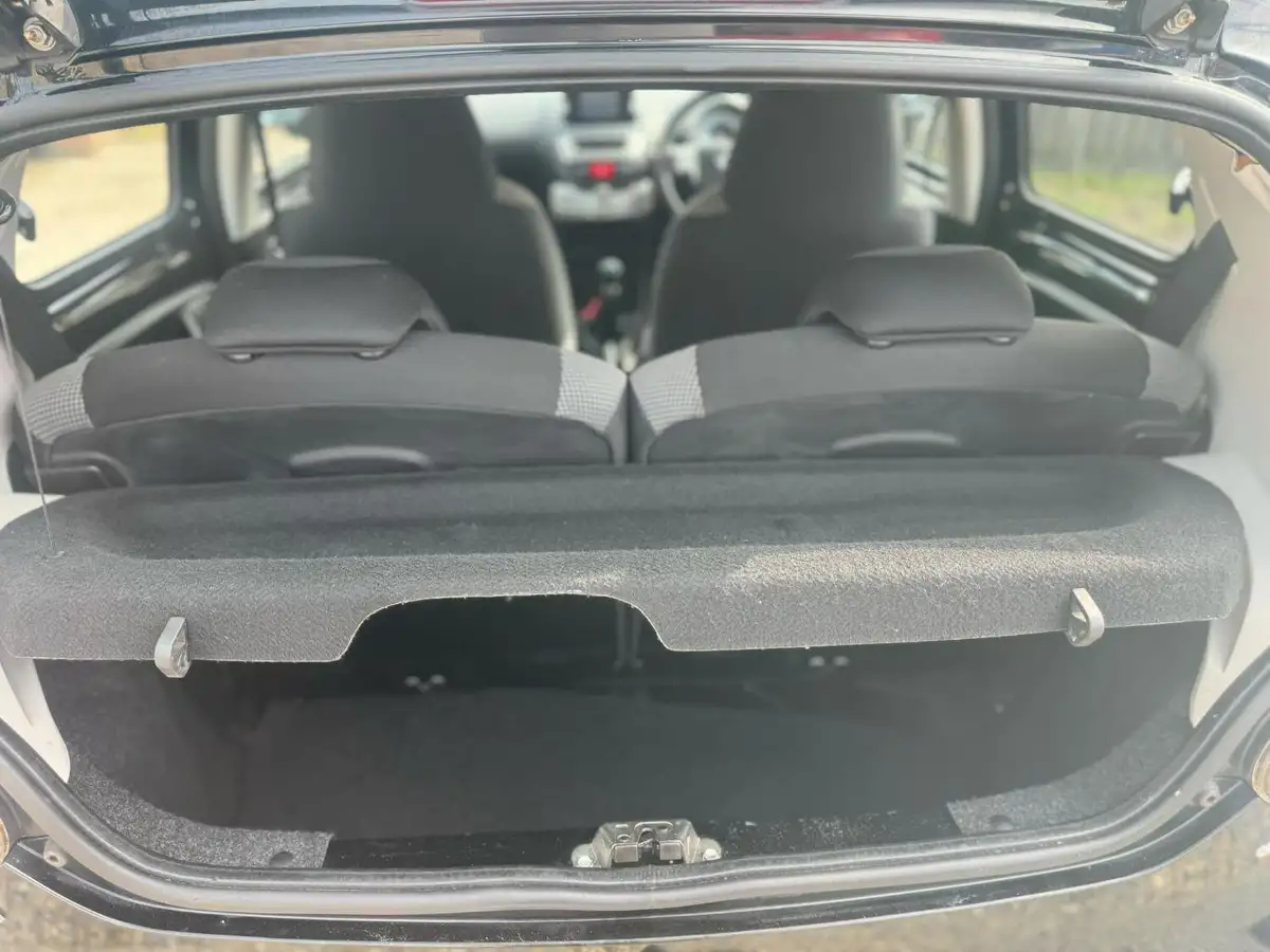 2014-toyota-aygo-10-move-5d-big-7