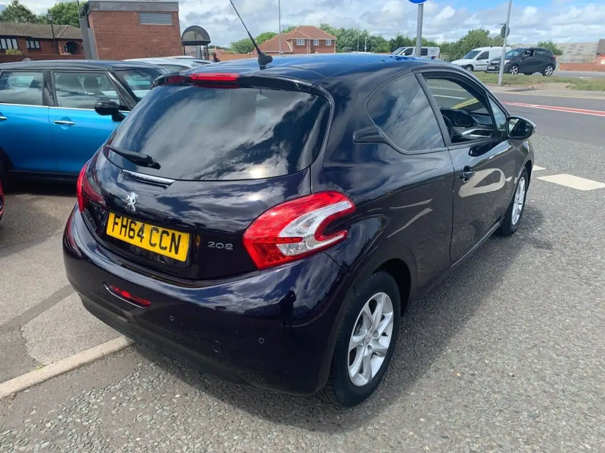 2015-peugeot-208-12-style-puretech-3d-big-6