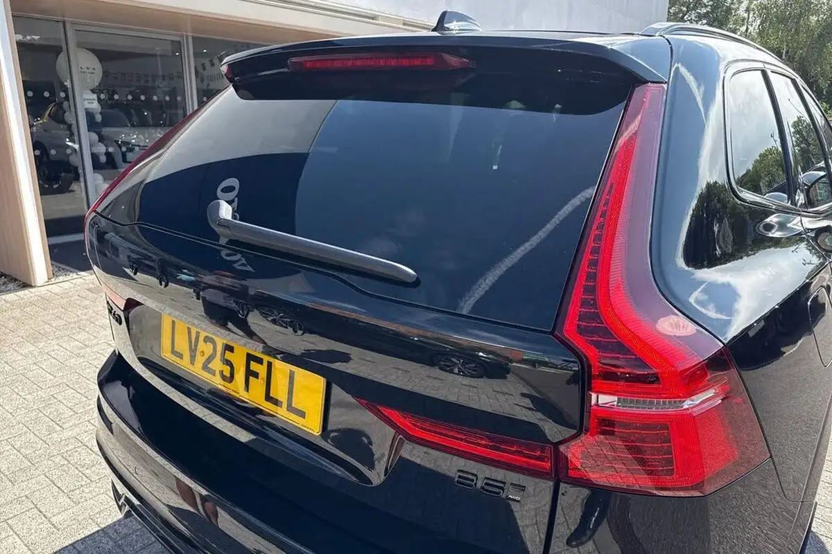 2025-volvo-xc60-20-b5-plus-black-edition-big-14