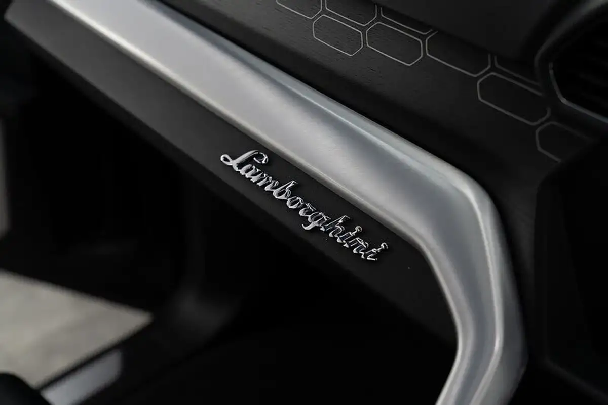 2018-lamborghini-urus-40-no-trim-big-31