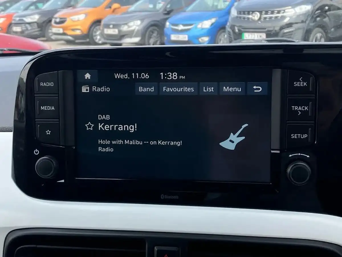 2022-hyundai-i10-10-premium-big-39