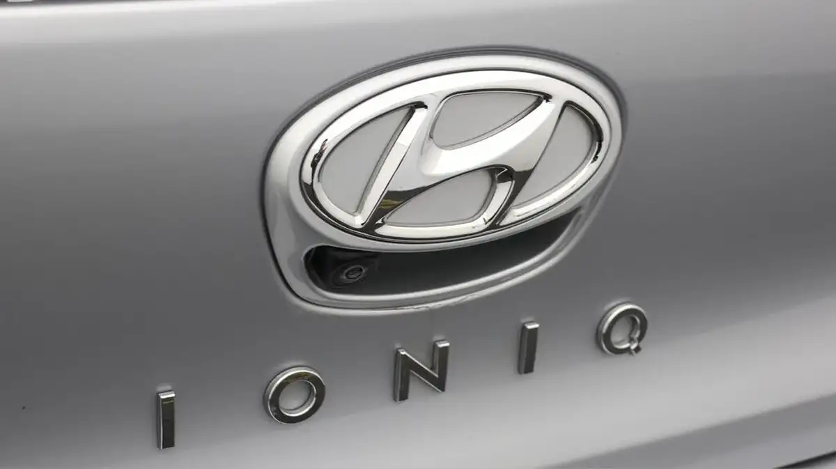 2022-hyundai-ioniq-e-premium-electric-big-20