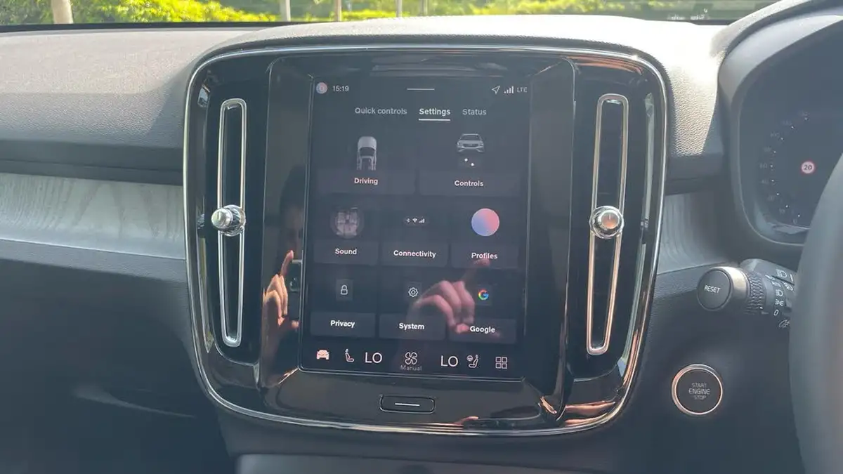 2025-volvo-xc40-20-b4-ultra-dark-big-15