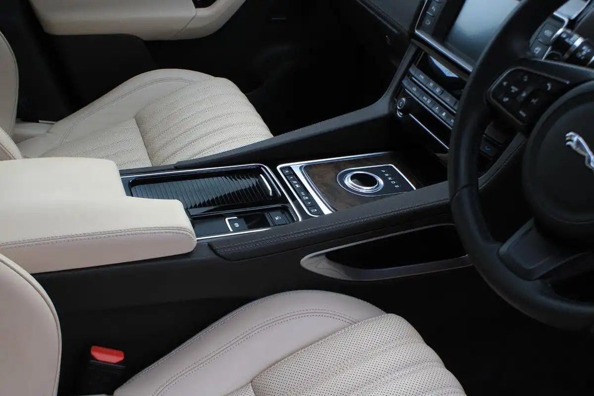 2016-jaguar-f-pace-20-i4d-portfolio-awd-auto-big-22