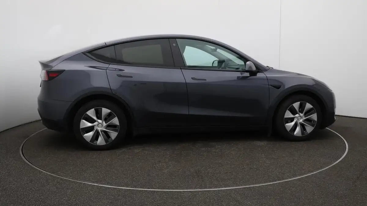 2022-tesla-model-y-e-long-range-big-32