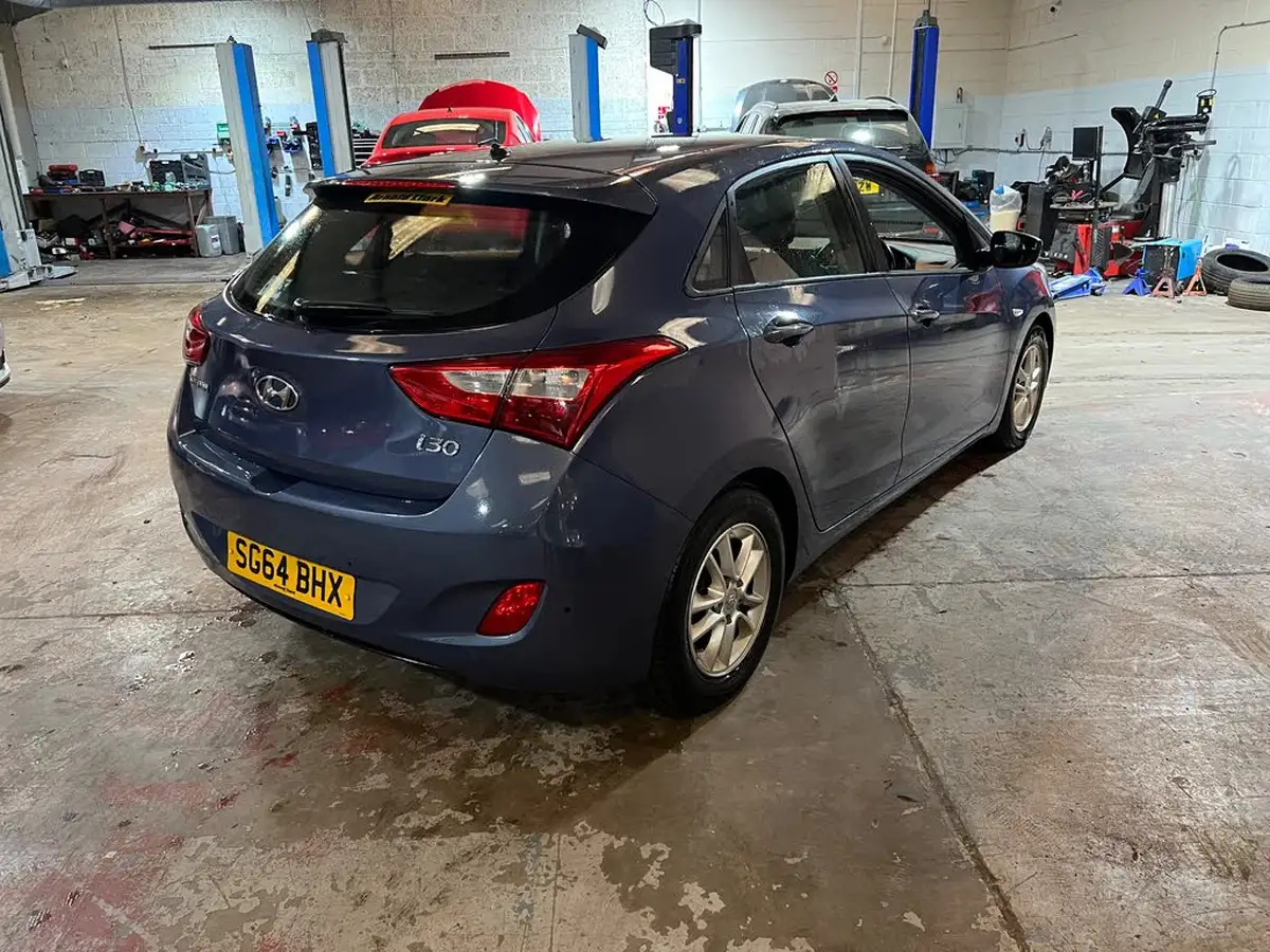 2014-hyundai-i30-16crdi-active-108bhp-blue-drive-hatchback-5d-big-4