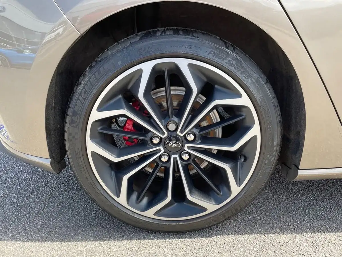 2019-ford-focus-10t-st-line-x-hatchback-big-16