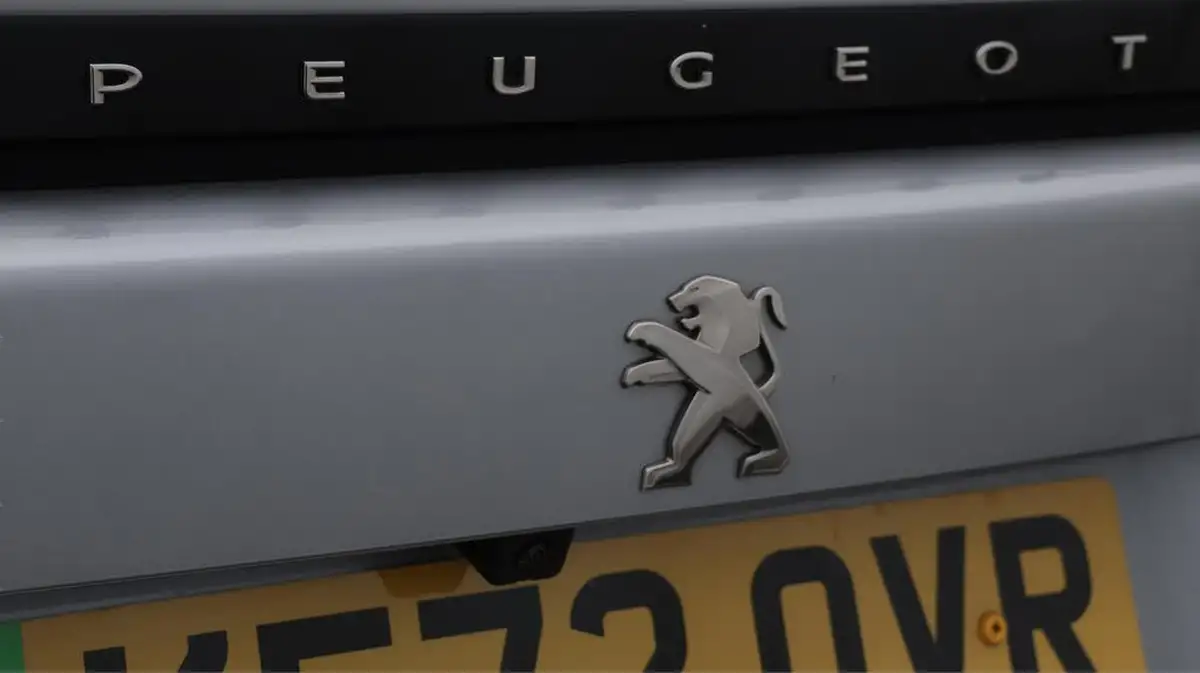 2023-peugeot-2008-suv-e-gt-136bhp-50kwh-station-wagon-big-22