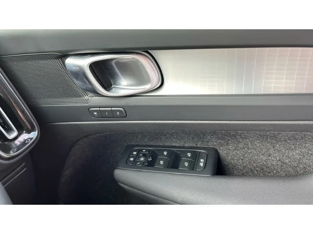 2024-volvo-xc40-20-b3-plus-big-14