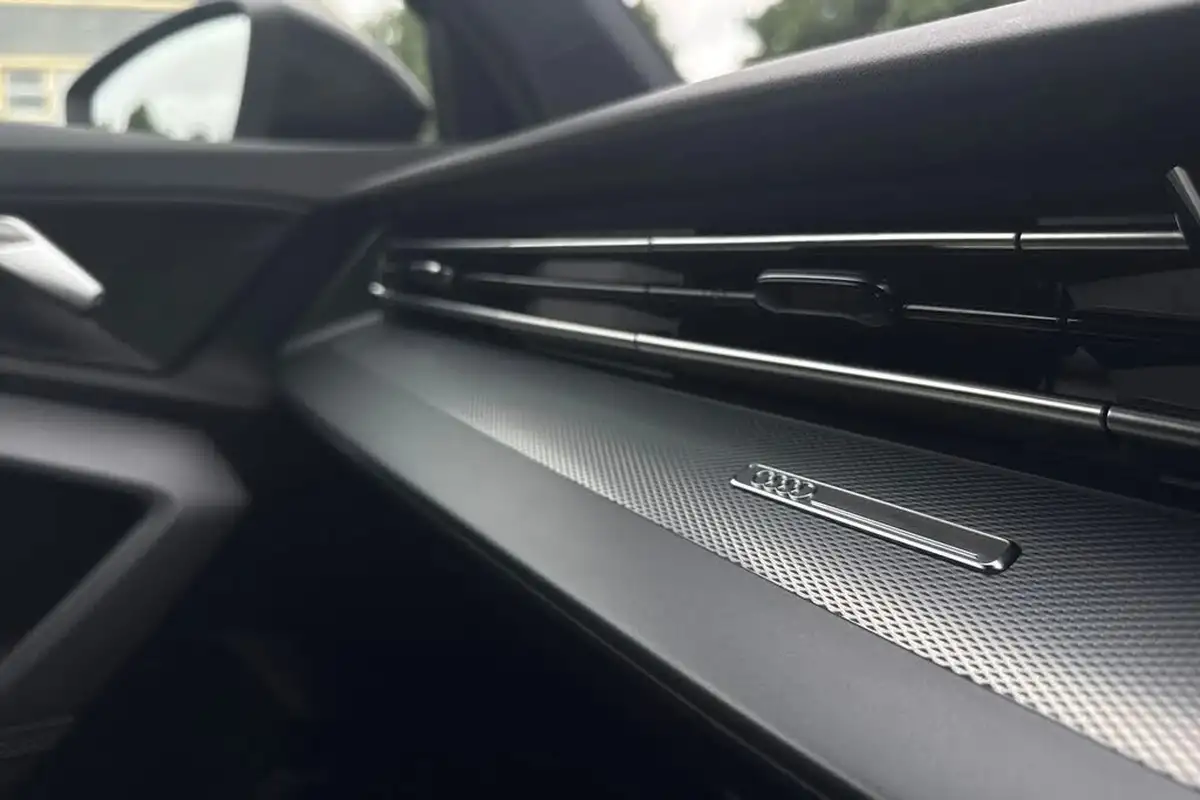 2024-audi-a3-15-35-tfsi-s-line-saloon-4d-big-44