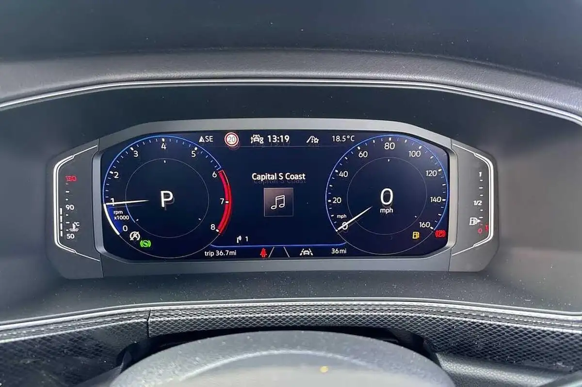 2025-volkswagen-t-cross-10-tsi-r-line-dsg-big-17