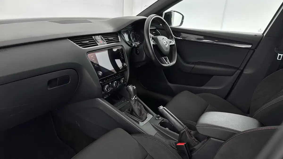 2019-skoda-octavia-20tdi-vrs-4x4-scr-hatchback-big-8
