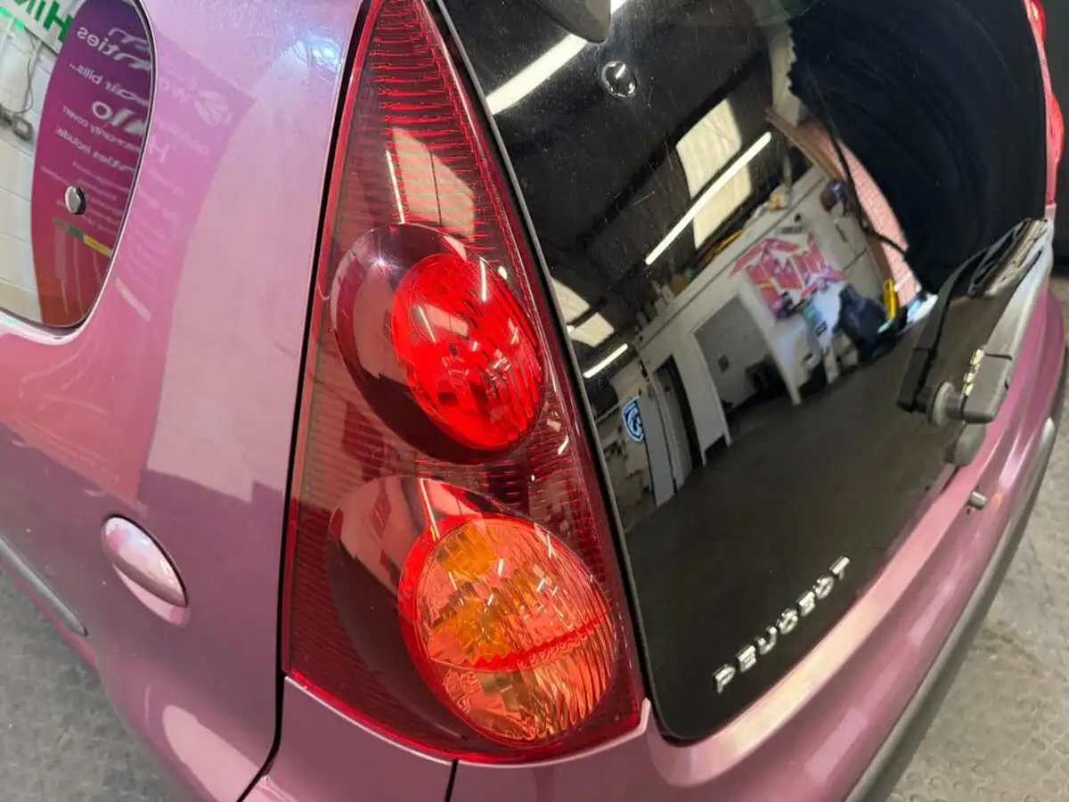 2013-peugeot-107-10-allure-5d-big-23