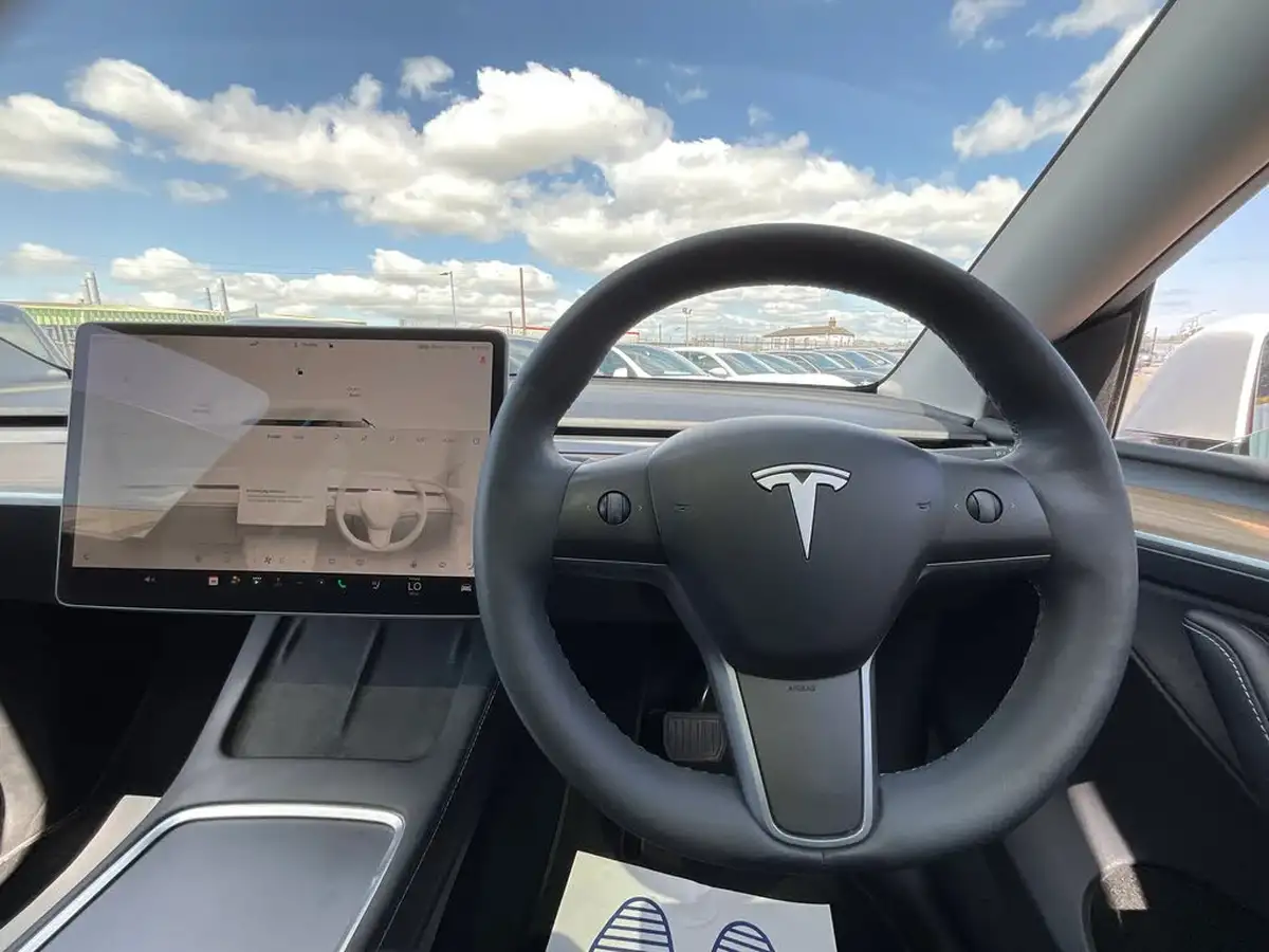 2022-tesla-model-y-e-long-range-big-13
