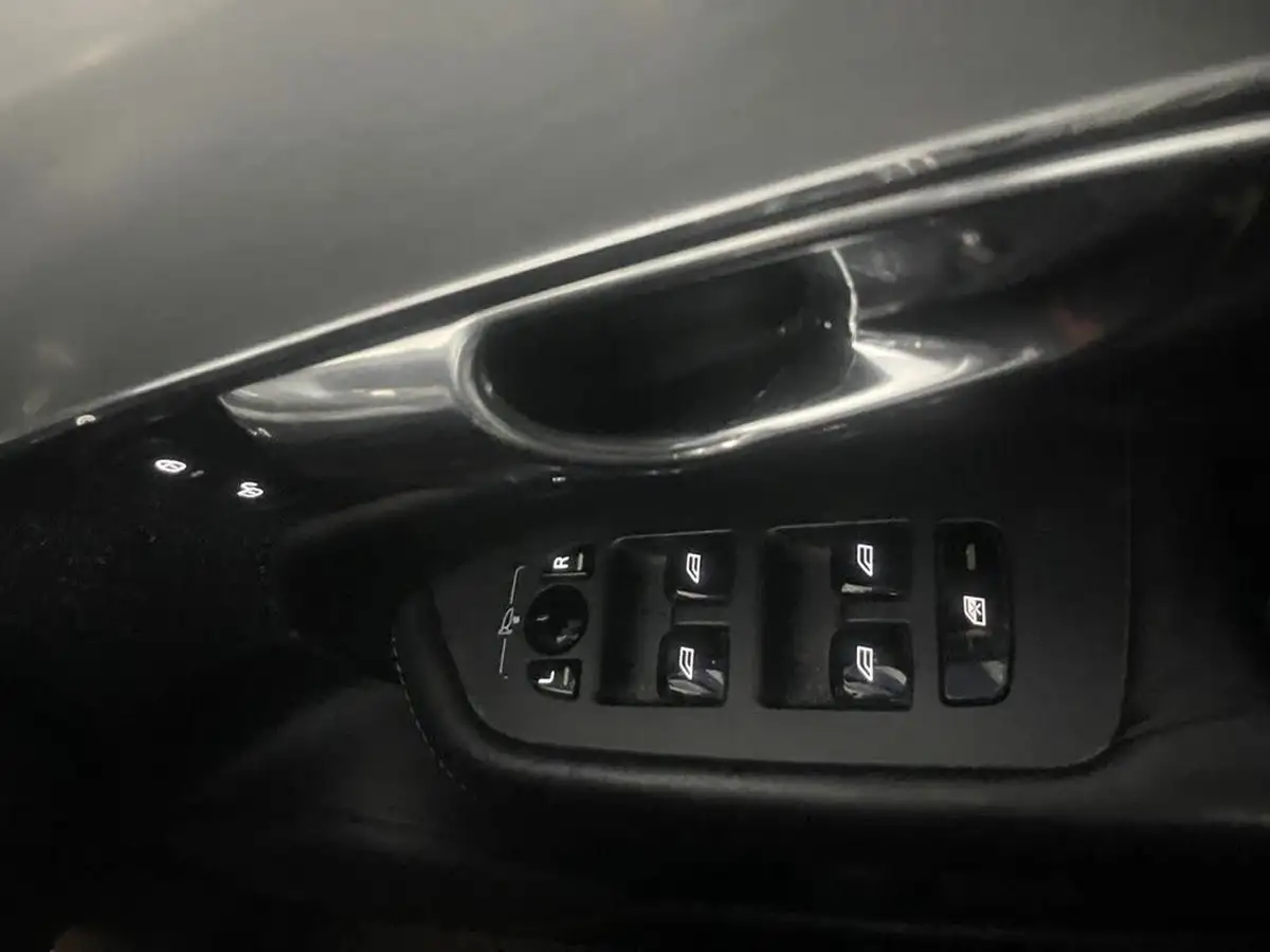 2016-volvo-xc90-20-t8-momentum-big-19