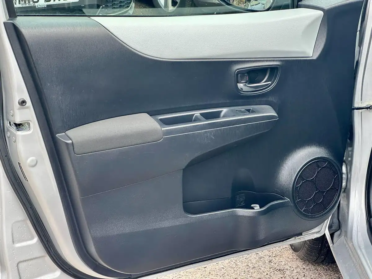 2012-toyota-yaris-15-vvt-i-t4-big-33