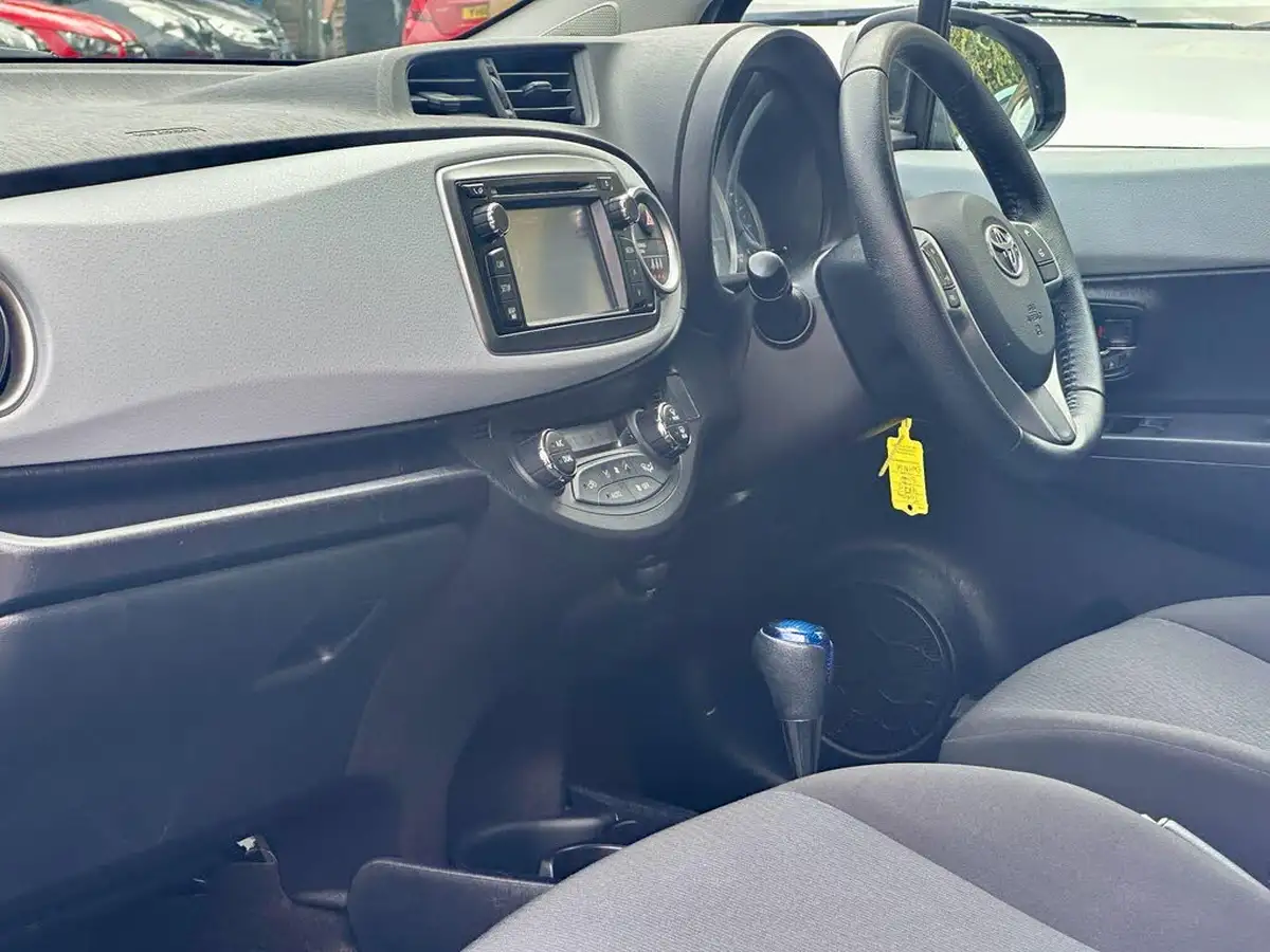 2012-toyota-yaris-15-vvt-i-t4-big-9