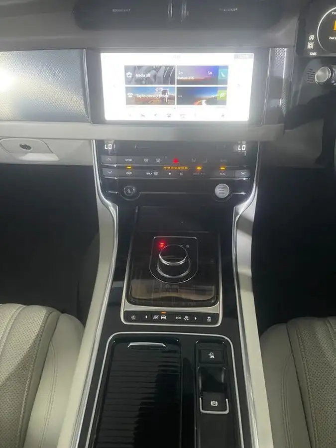 2017-jaguar-xf-20td-portfolio-240ps-awd-sportbrake-5d-1999cc-auto-big-25