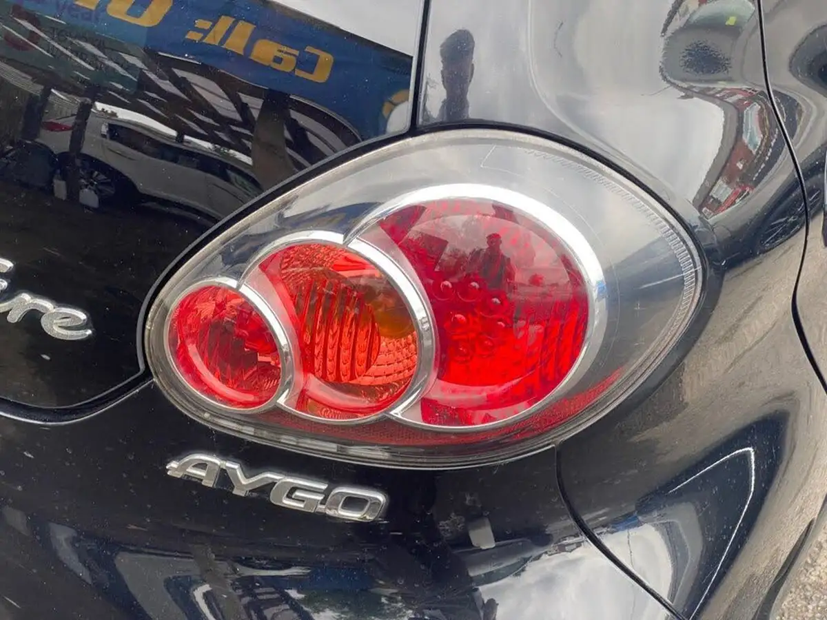 2012-toyota-aygo-10-aygo-fire-5d-big-32