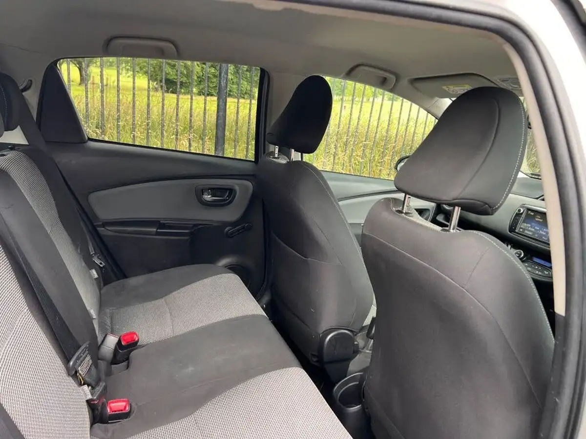 2016-toyota-yaris-15-vvt-i-icon-hybrid-big-9