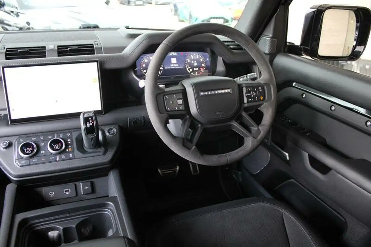 2021-land-rover-110-defender-50-p525-v8-big-15