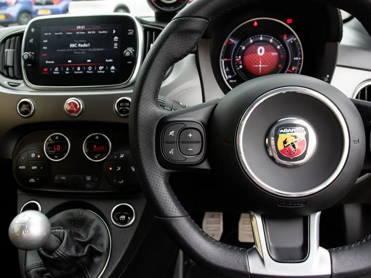 2021-abarth-595c-14-tjet-turismo-big-19