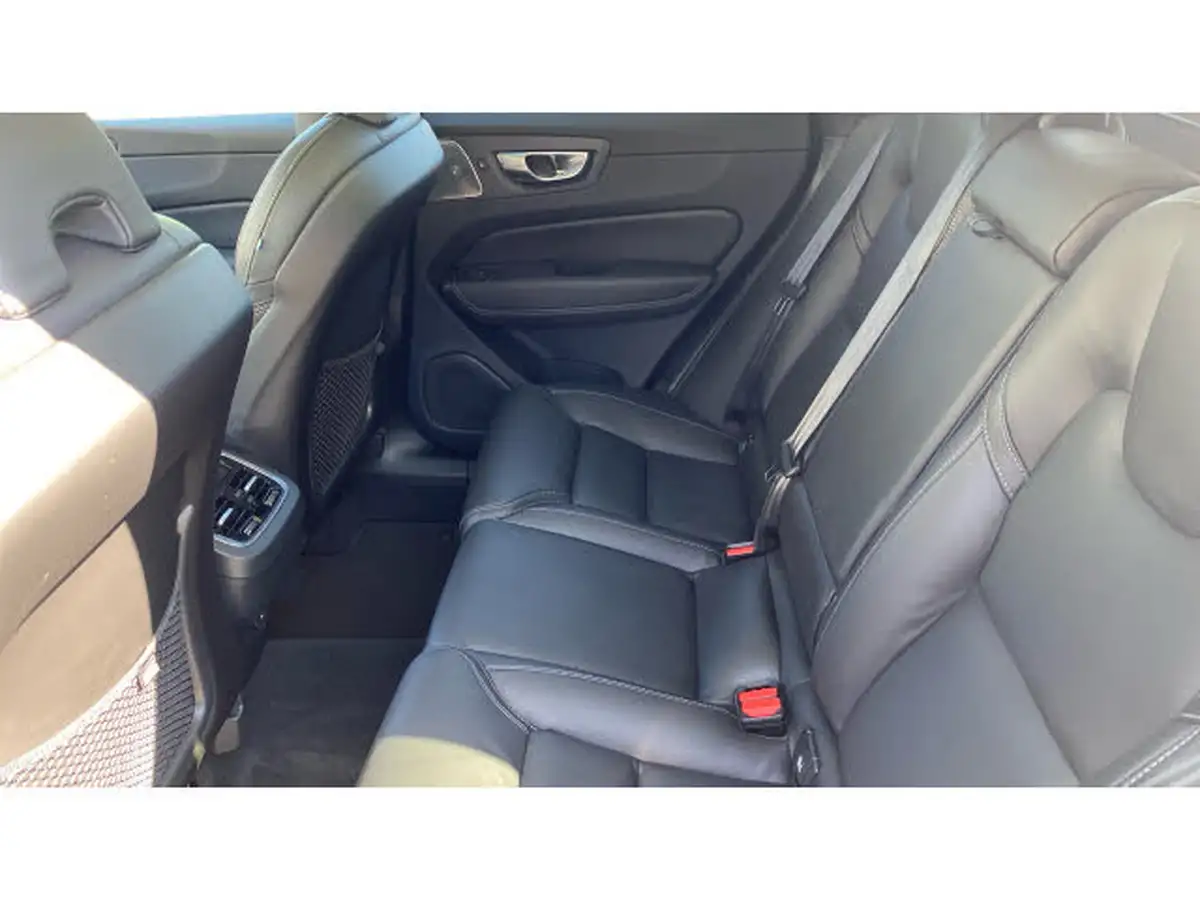 2024-volvo-xc60-20-b5-ultra-dark-big-32
