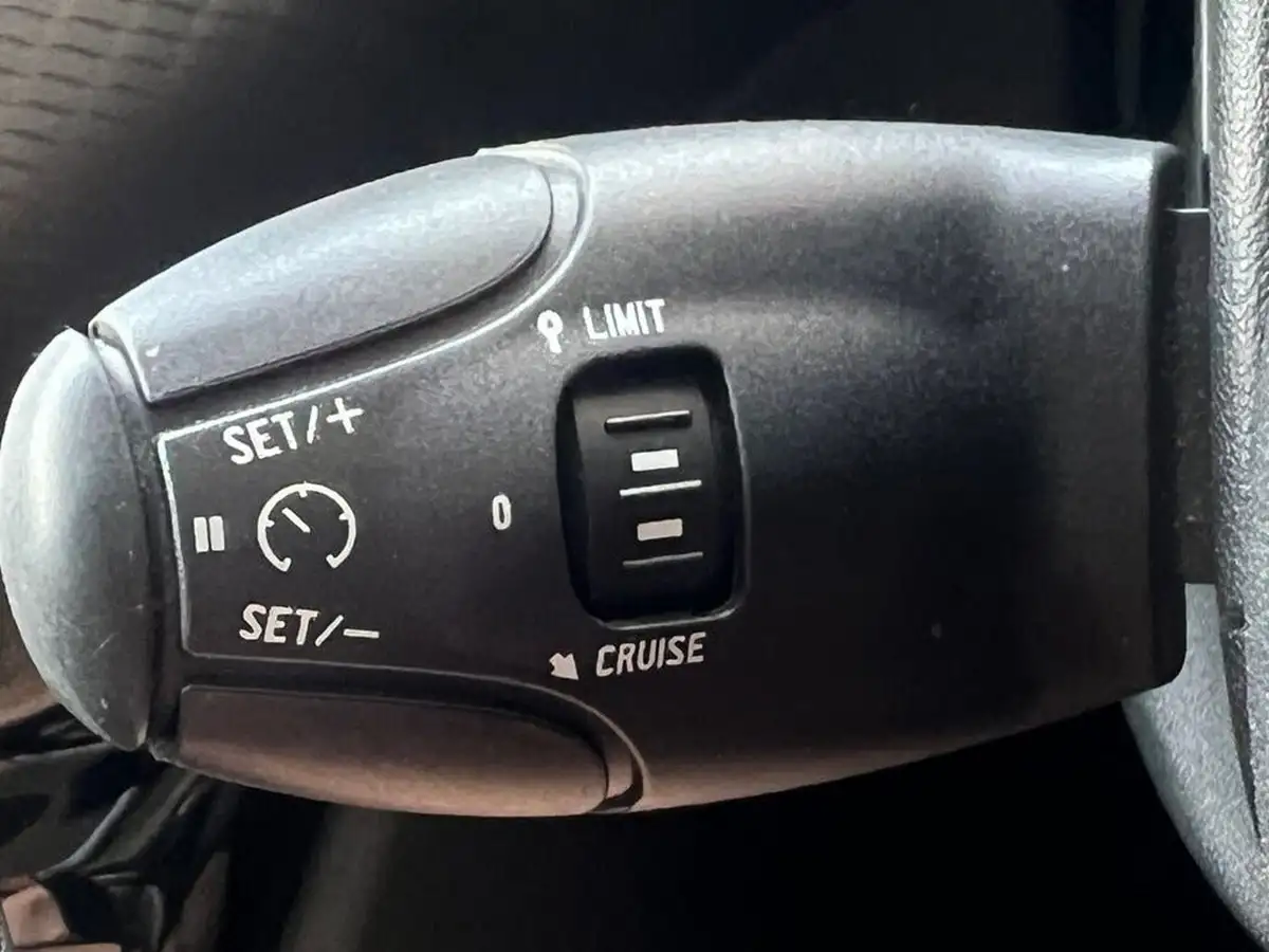 2015-peugeot-2008-crossover-12-puretech-allure-82bhp-big-39