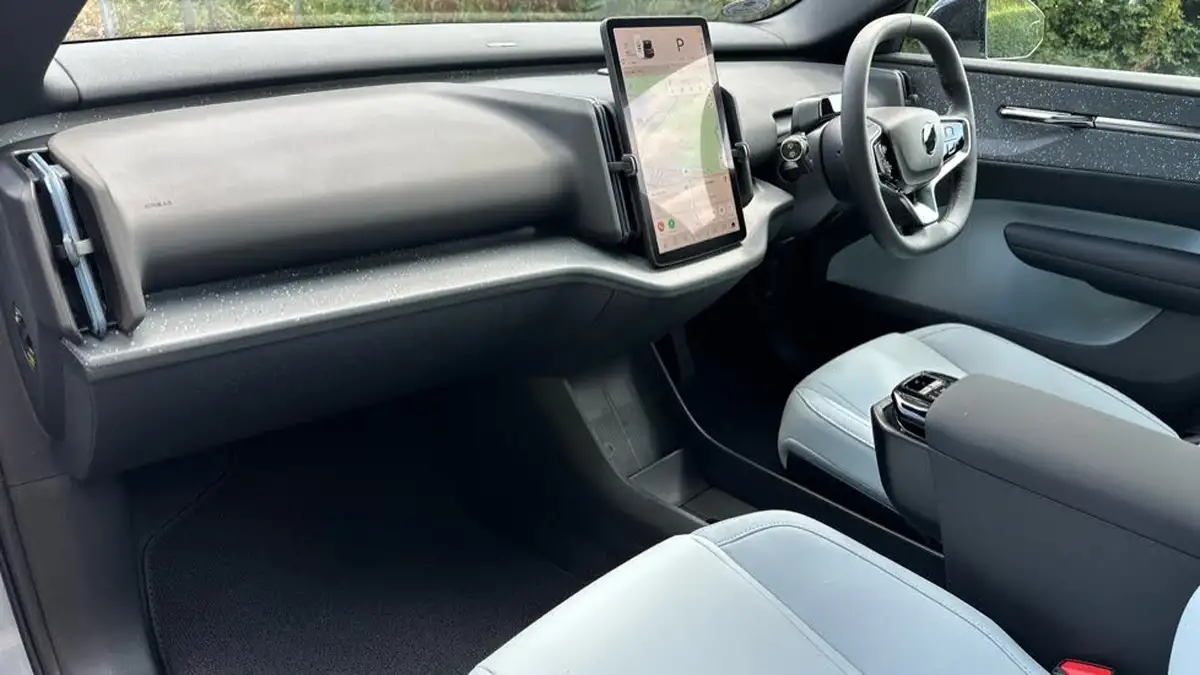 2025-volvo-ex30-e-single-motor-ultra-big-35