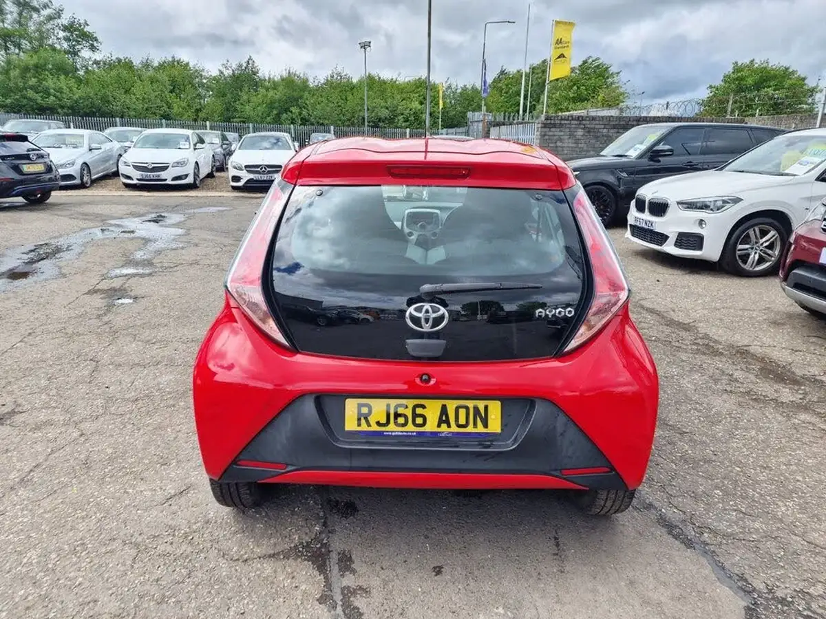 2016-toyota-aygo-10-vvt-i-x-play-68bhp-3d-big-8