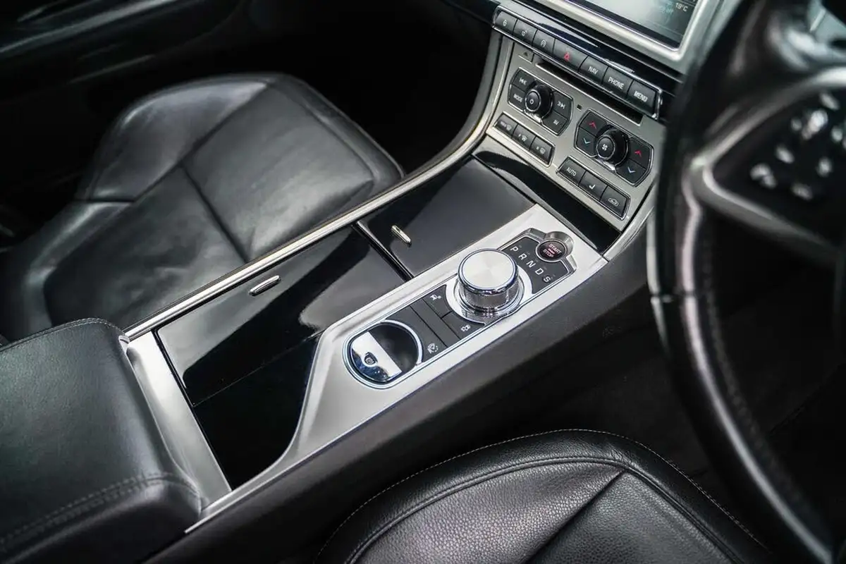 2015-jaguar-xf-22td-r-sport-black-saloon-4d-big-41