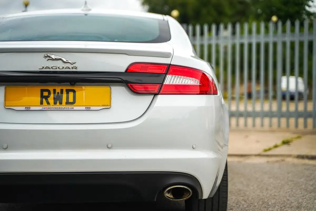 2015-jaguar-xf-22td-r-sport-black-saloon-4d-big-17