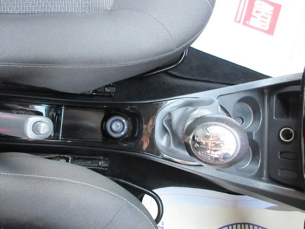 2013-dacia-duster-15d-laureate-107bhp-big-19