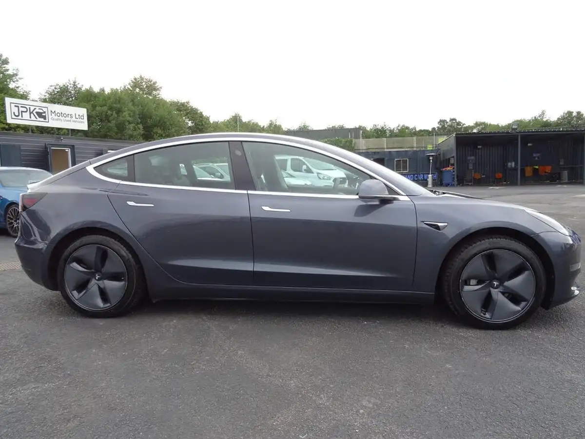 2020-tesla-model-3-e-long-range-big-9