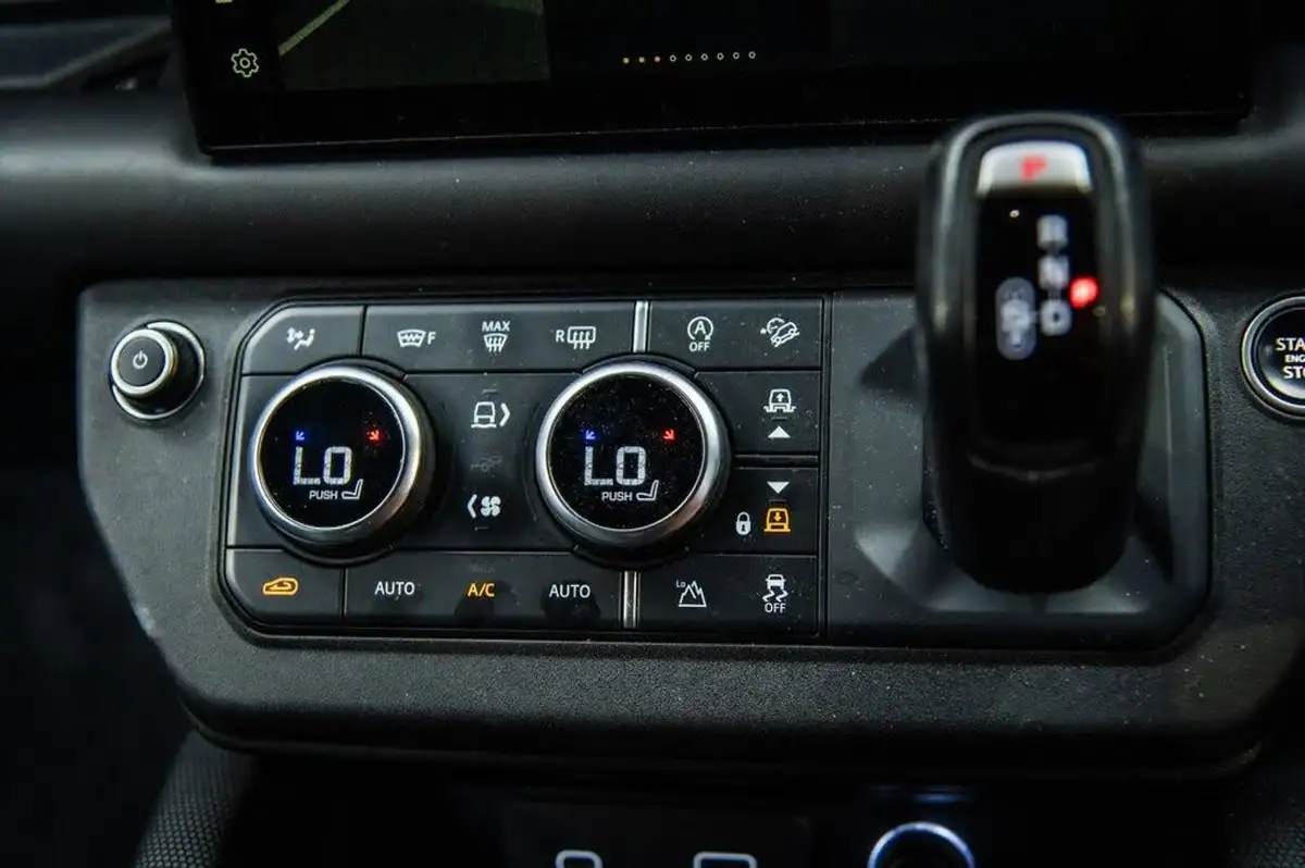 2022-land-rover-110-defender-50-p525-v8-big-13
