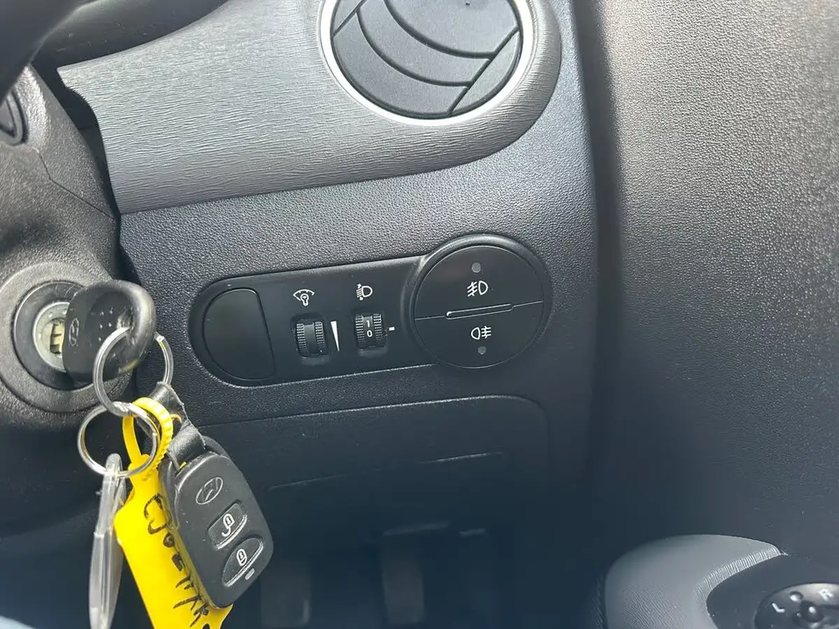 2012-hyundai-i10-12-active-big-26
