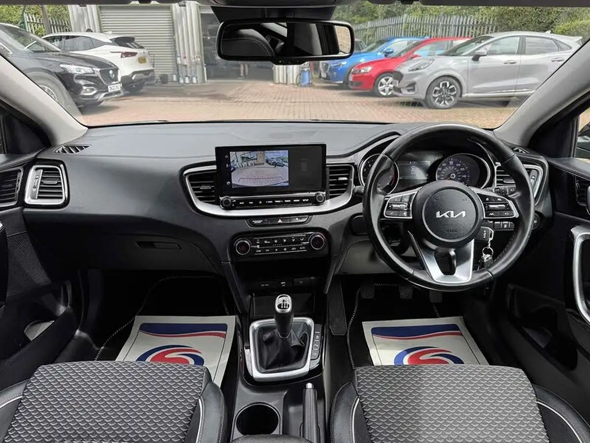 2022-kia-ceed-15-t-gdi-3-hatchback-big-18