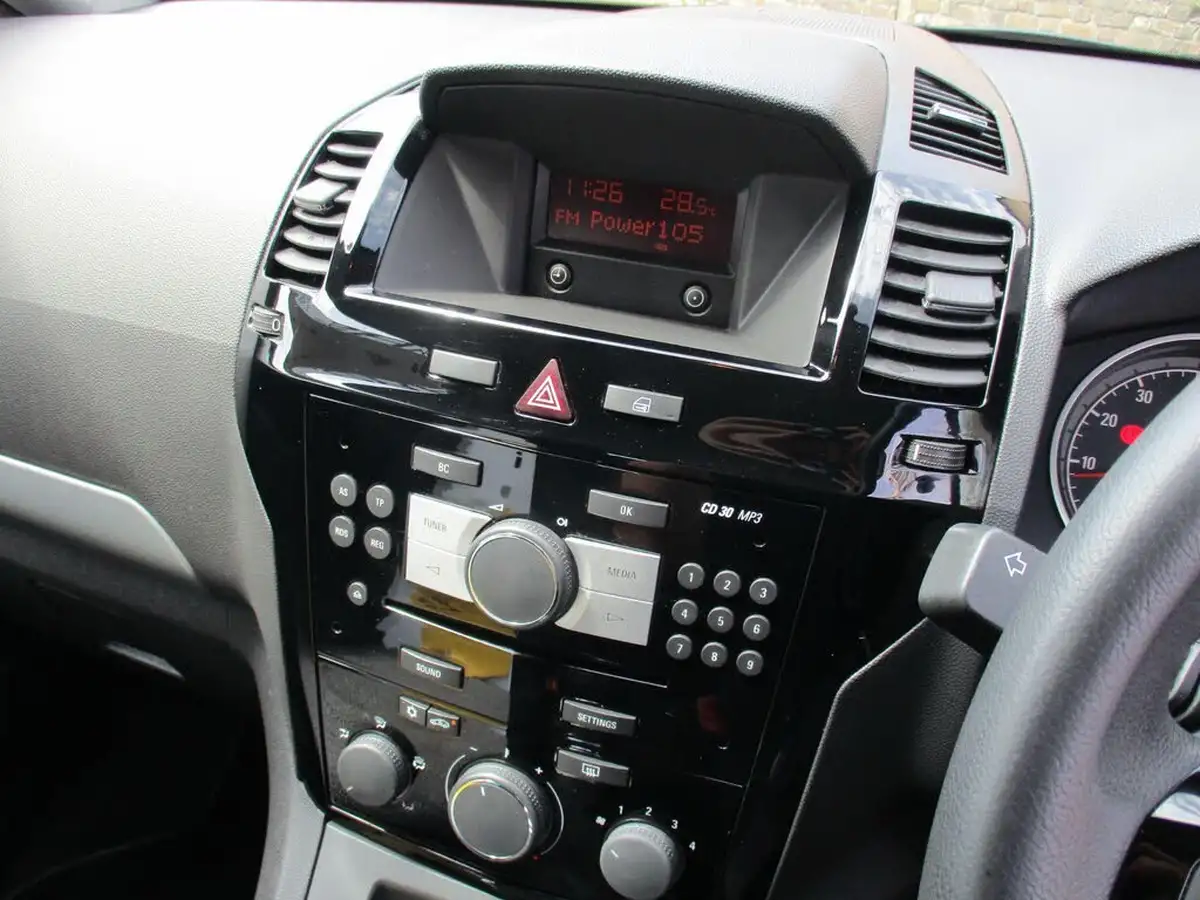 2013-vauxhall-zafira-16-exclusiv-big-26
