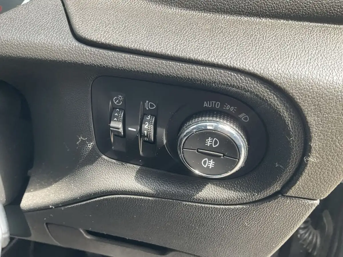 2019-vauxhall-grandland-x-12-sri-nav-big-17