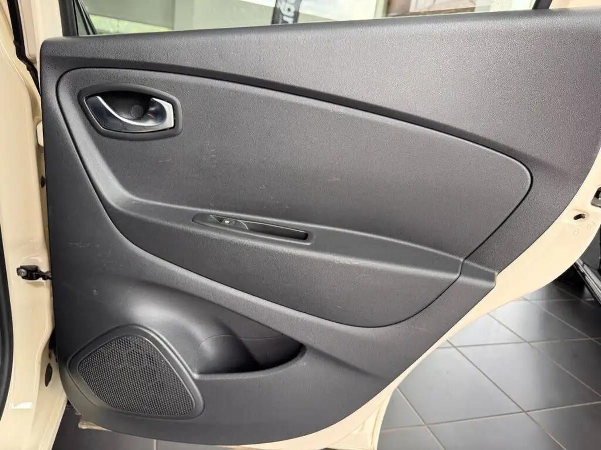 2019-renault-captur-09-tce-iconic-big-19