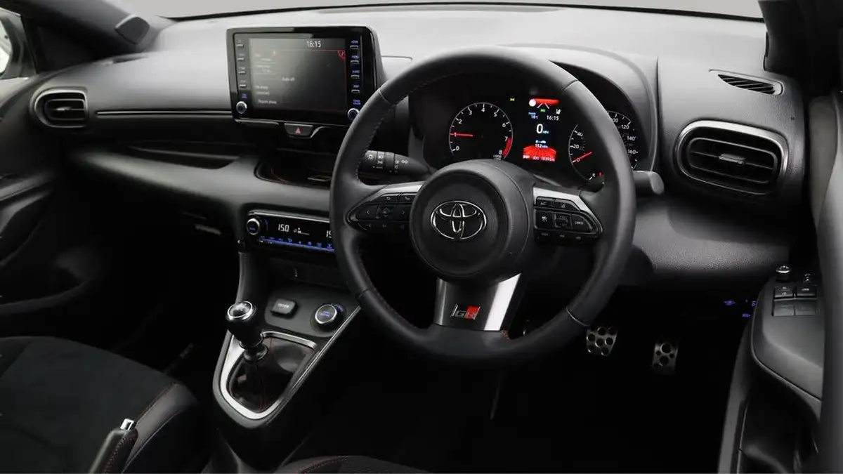 2021-toyota-yaris-16-gr-circuit-pack-big-10