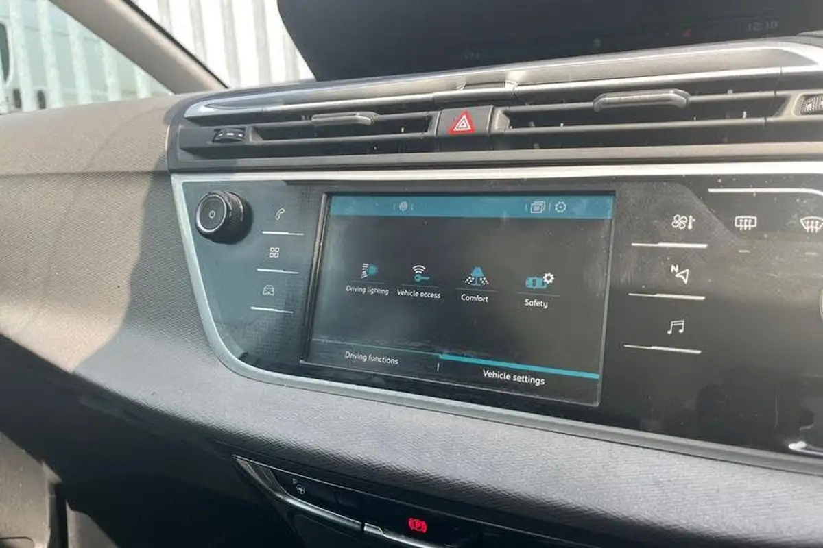 2018-citroen-c4-spacetourer-15bluehdi-flair-big-33