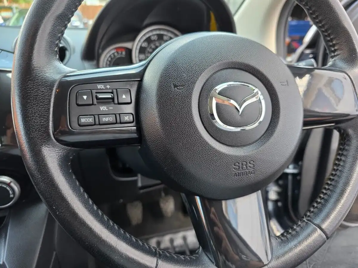 2014-mazda-mazda2-13-sport-venture-big-30